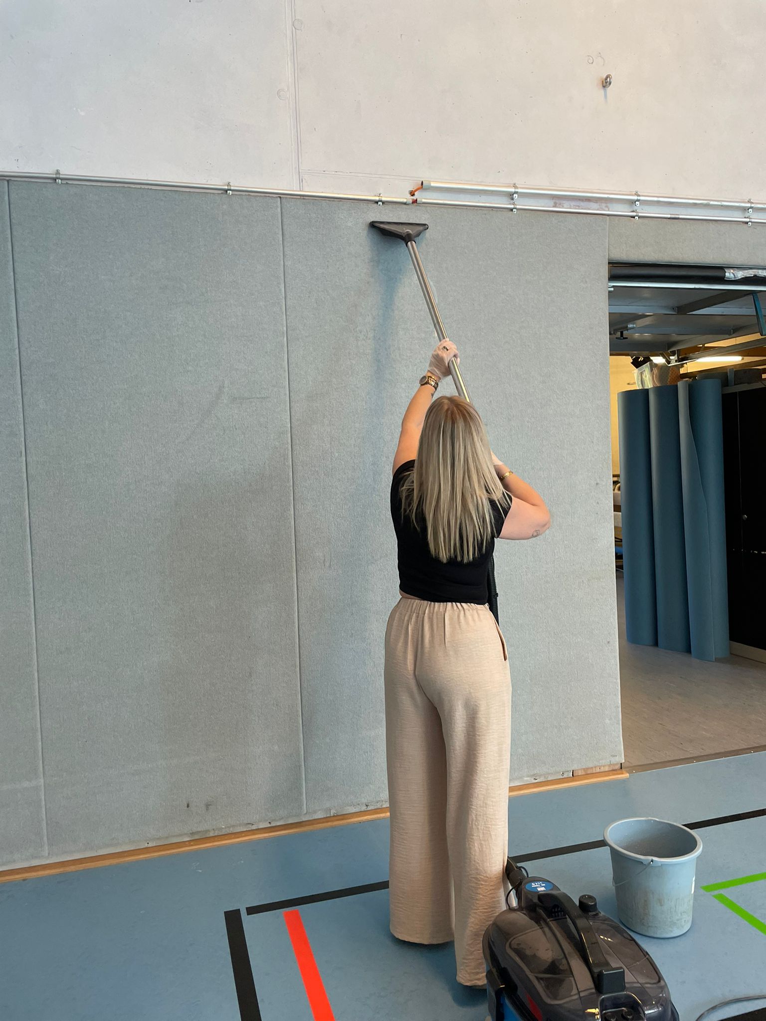 Reinigung einer Turnhalle oder Sportfläche